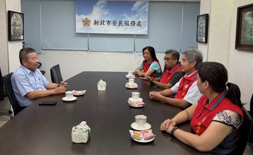 慰問新北榮民眷 欣泰石油氣善舉添溫馨 3 《圖說》侯榮芳總經理(左)與新北榮服處就本次捐贈,暢談協助榮民眷等合作事宜。〈新北榮服處提供〉