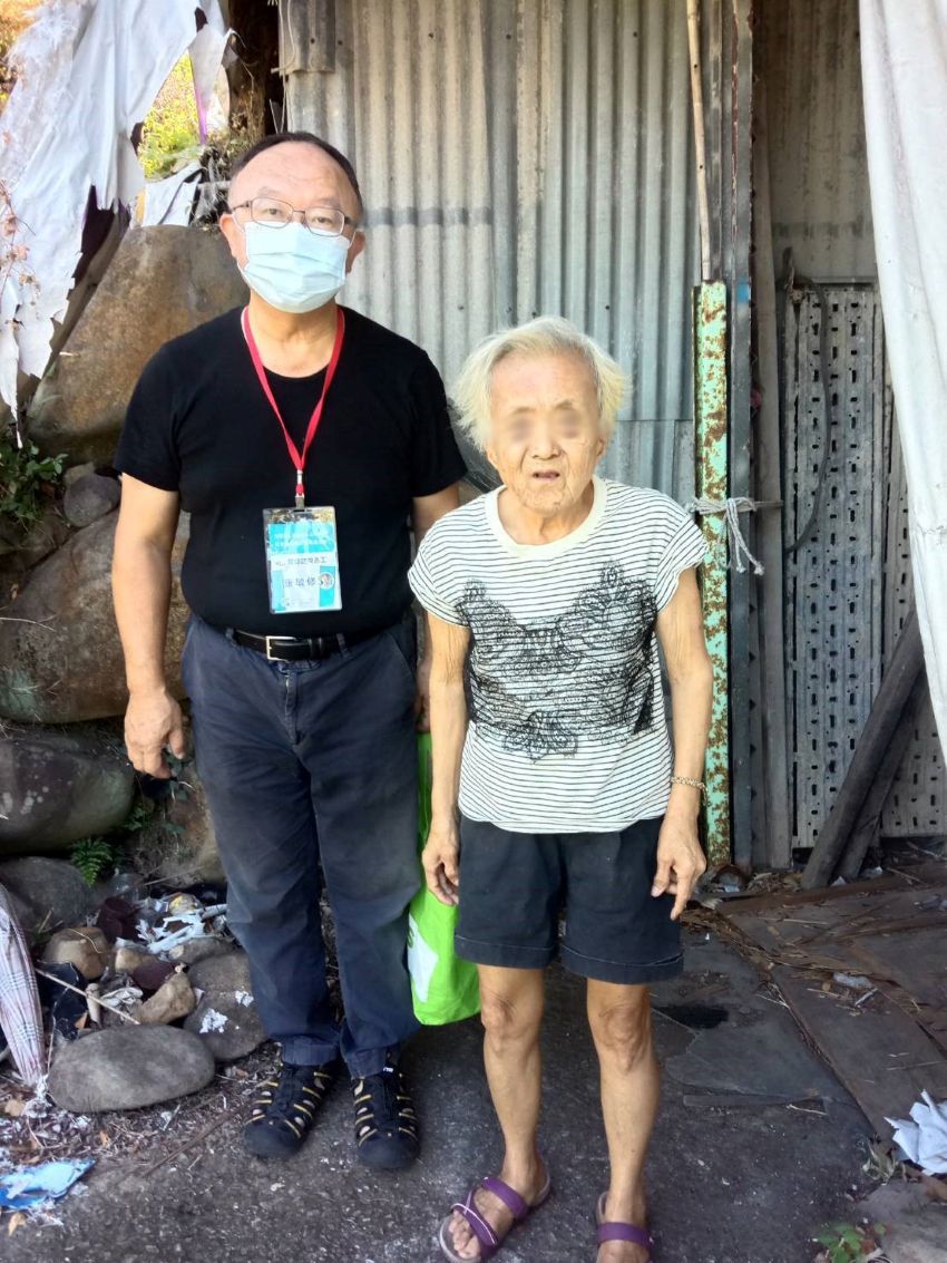 傳善送愛 新北表揚54家績優社福基金會 3 《圖說》藥師山社福慈善事業基金會志工長期關懷三芝偏區住在大樹下鐵皮屋的獨居阿嬤。〈社會局提供〉