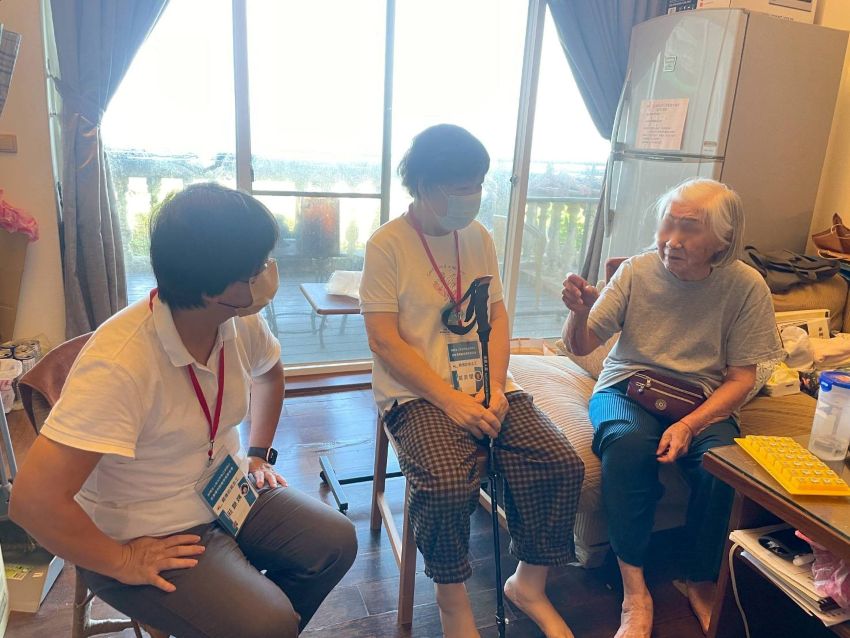 傳善送愛 新北表揚54家績優社福基金會 4 《圖說》藥師山社福慈善事業基金會結合醫師、護理師、復健師等,針對偏區特殊的弱勢個案給予醫療關懷。〈社會局提供〉