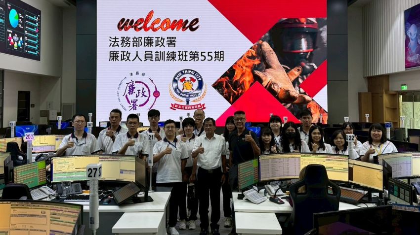 《圖說》新北消防局長陳崇岳帶領參訪廉政班學員合照。〈消防局提供〉