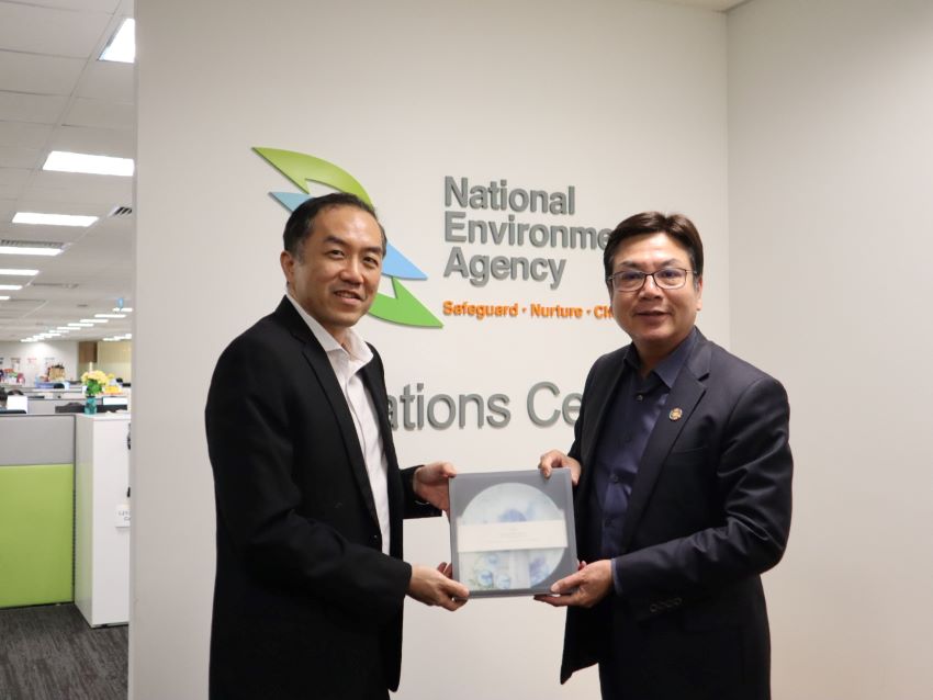 新加坡考察 劉和然聚焦環境永續等三大主題 2 《圖說》劉和然副市長(右)率團隊與拜訪加坡國家環境局交流城市環境永續治理(左為新加坡國家環境局副局長周明輝) 。〈環保局提供〉
