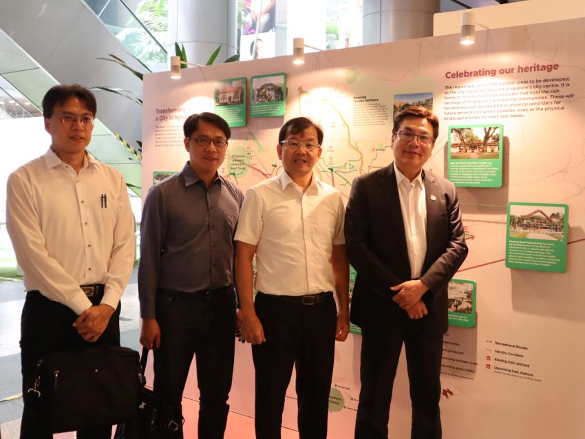 新加坡考察 劉和然聚焦環境永續等三大主題 3 《圖說》劉和然副市長(右1)率團隊前往新加坡城市規劃展覽館參觀。〈環保局提供〉