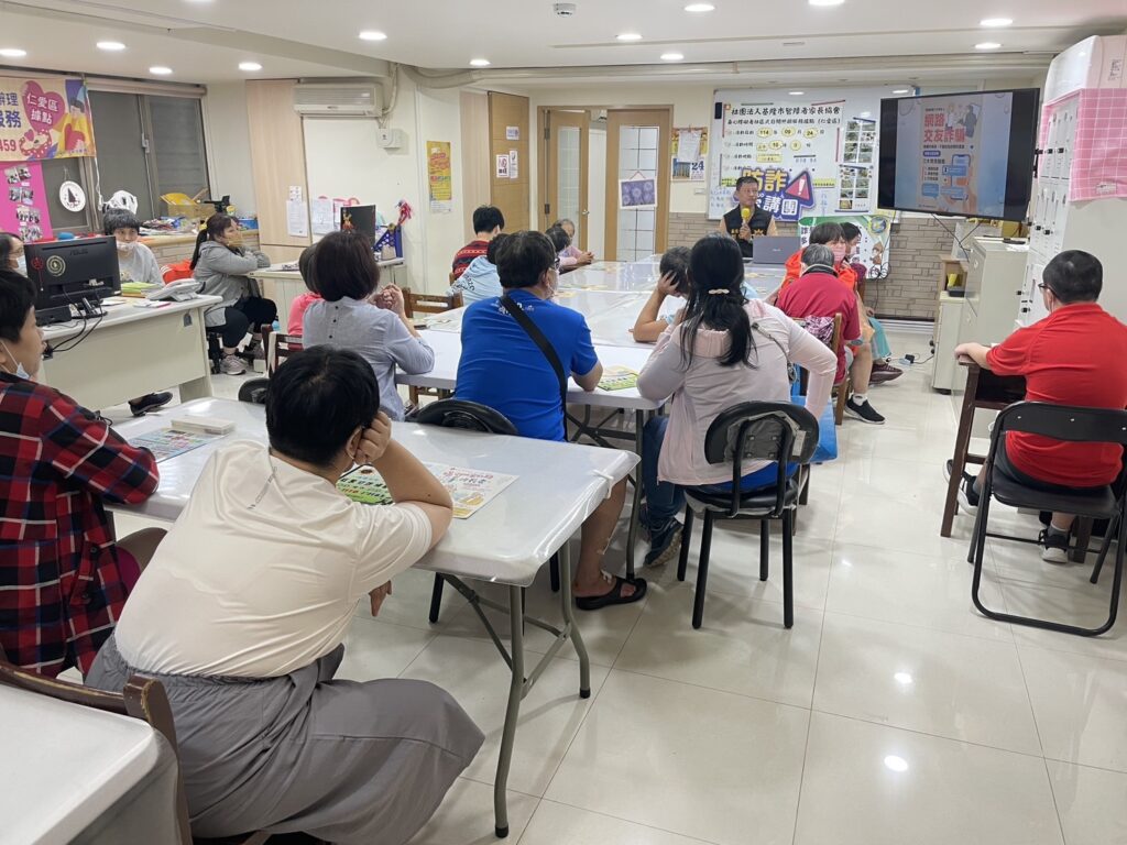 基四警前進  智障者家長協會  宣導防詐新知  假普發現金訊息真詐財