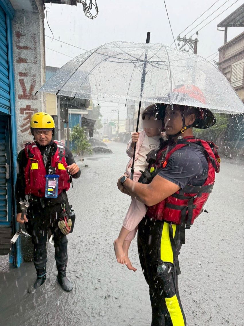 《圖說》新北消跨縣市救援馬太鞍溪堰塞湖災情，截至今25日清晨，已連續超過30小時持續搜救。〈消防局提供〉