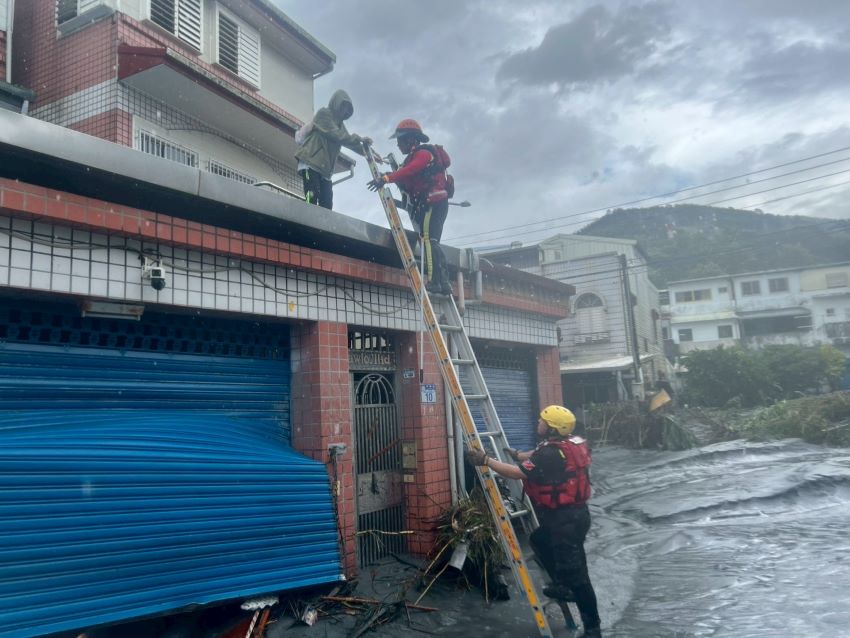 《圖說》新北消針對可疑或失聯住所逐一確認，展現「永不放棄任何一絲希望」決心。〈消防局提供〉