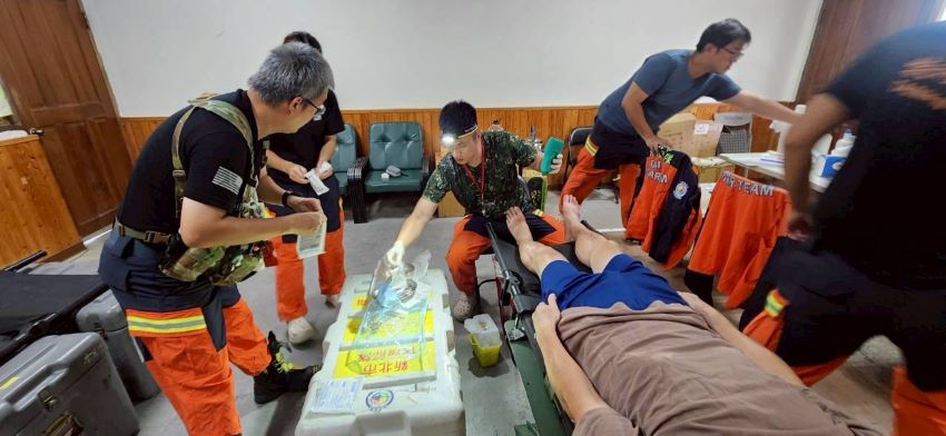 《圖說》新北特搜醫療組駐點光復糖廠，支援花蓮衛生局設立臨時急救站，提供進階醫療處置。〈消防局提供〉