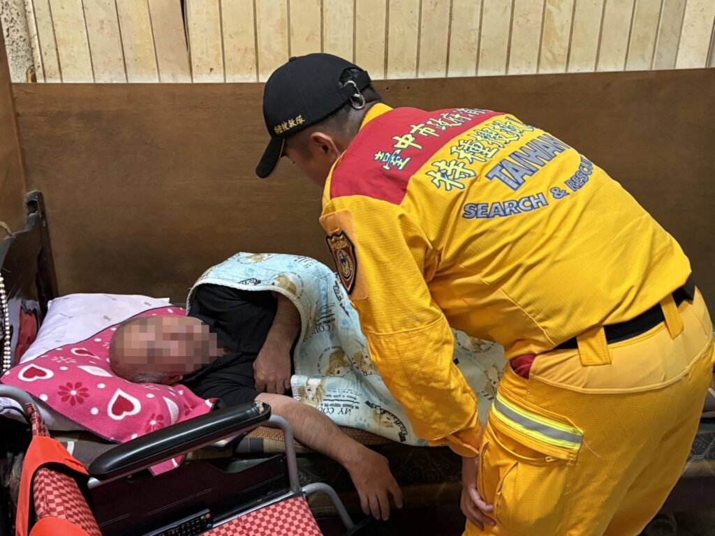 %E5%8F%B0%E4%B8%AD%E5%B8%82%E7%89%B9%E6%90%9C%E4%BA%BA%E5%93%A1%E6%96%BC%E4%B8%AD%E6%AD%A3%E8%B7%AF%E4%BA%8C%E6%AE%B5%EF%BC%8C%E7%99%BC%E7%8F%BE%E8%A1%8C%E5%8B%95%E4%B8%8D%E4%BE%BF%E6%B0%91%E7%9C%BE%EF%BC%8C%E7%B6%93%E8%A9%A2%E4%B8%8D%E9%9C%80%E8%A6%81%E9%80%81%E9%86%AB%E5%8F%8A%E5%AE%89%E7%BD%AE%E6%89%80%EF%BC%8C%E6%8F%90%E4%BE%9B%E9%A3%B2%E6%B0%B4