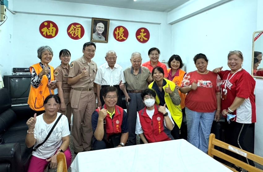 秋節贈禮送暖     新北榮服處關懷退舍榮民長輩