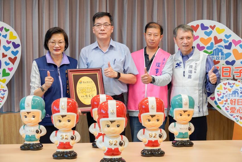 《圖說》勞工局長陳瑞嘉〈右一〉及社會局長李美珍〈左一〉頒贈感謝狀予大同馬達事業部廠長藍啟華(左2)及三峽廠工會理事長吳冠佑(右2)。〈社會局提供〉