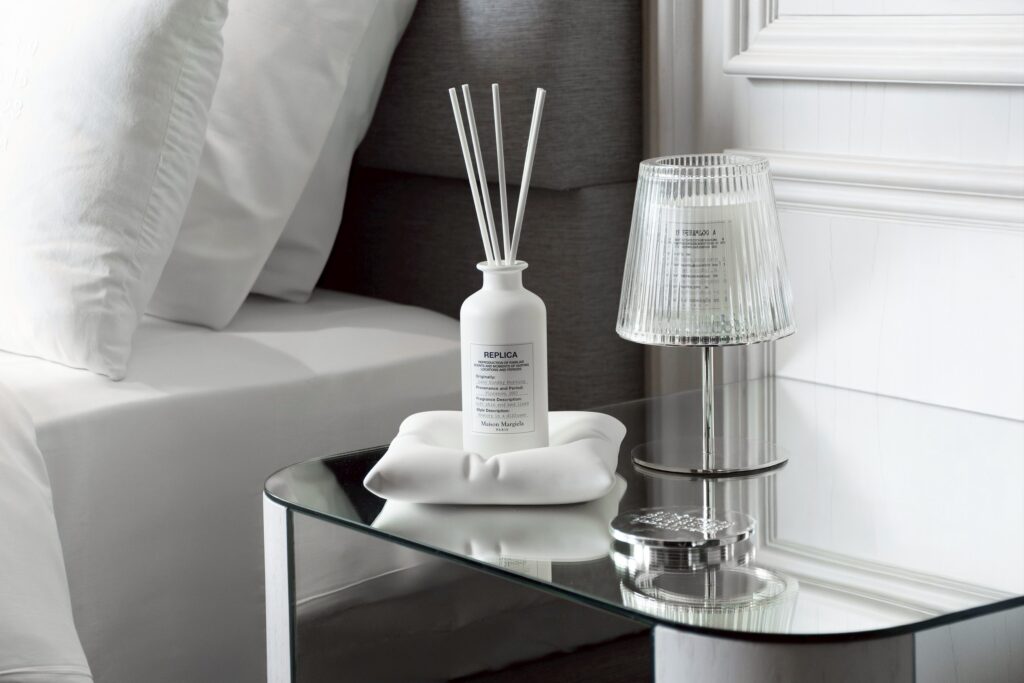 首次攜手法國知名香氛品牌 台中李方艾美推「Maison Margiela 慵懶假期」 2 5. %E7%B0%A1%E7%B4%84%E6%91%A9%E7%99%BB%E7%9A%84%E8%89%BE%E7%BE%8E%E5%A5%97%E6%88%BF%EF%BC%8C%E6%90%AD%E9%85%8DMaison Margiela%E9%A6%99%E6%B0%9B%EF%BC%8C%E7%87%9F%E9%80%A0%E7%8D%A8%E7%89%B9%E6%B2%89%E6%B5%B8%E6%B0%9B%E5%9C%8D