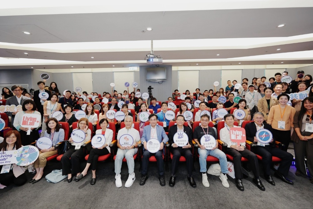 ▲資策會9/25日舉行Living Lab+Open Day開幕活動，前排右起為：台灣區電機電子工業同業公會副秘書長呂正欽、資策會副執行長楊仁達、臺北自來水事業處科長朱聖心、臺北自來水事業處處長范煥英、資策會董事長黃仲銘、運動部政務次長黃啟煌、資策會數轉院院長林玉凡、文化部綜合規劃司副司長陳宜靜及台鋼新零售董事長李雲琴等合影。(圖/資策會提供)