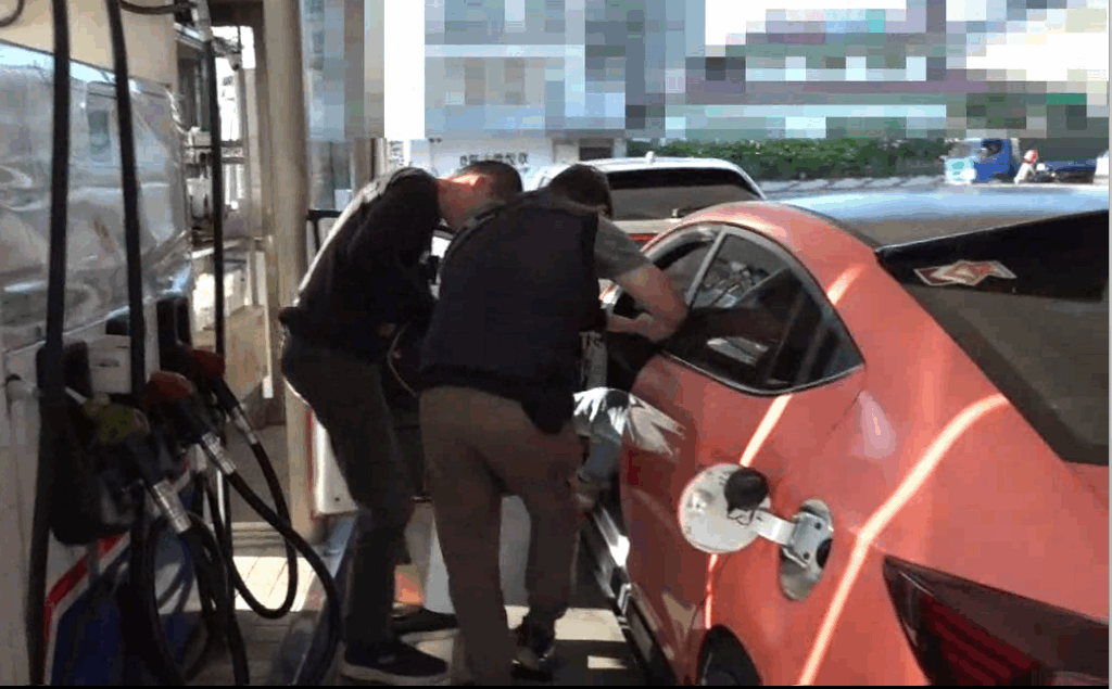 毒販開跑車進行毒品交易          偵四隊於其加油將他緝獲