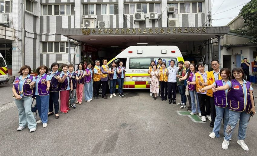 《圖說》消防局長陳崇岳、顧蓓靜女士及新北市金蘭獅子會與捐贈之救護車合照。〈消防局提供〉