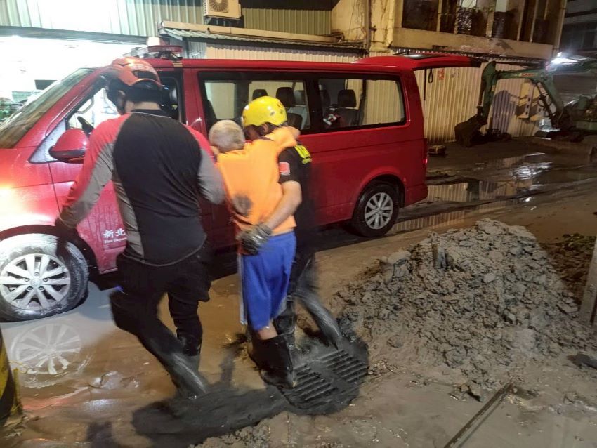 《圖說》新北市救援光復鄉風災，目前已累計動員127人次消防、義消、民間救援團體及醫護人員投入現場。〈消防局提供〉