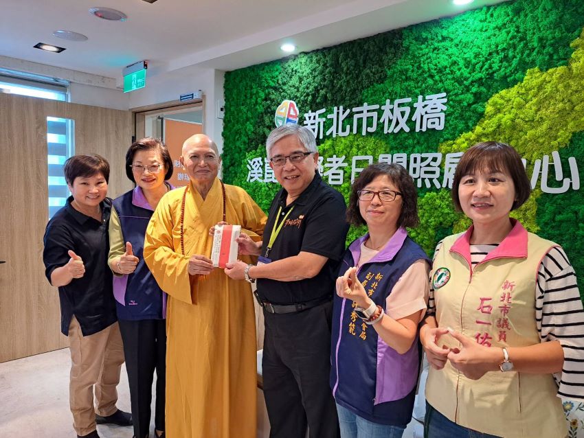 板橋溪崑日照中心啟用 新北明年試辦身障照顧久任獎勵 2 《圖說》懷仁基金會釋宗道法師(左3)在會場捐贈10萬元給伊甸社會福利基金會,由董事長陳宇昭(右3)代收。〈社會局提供〉