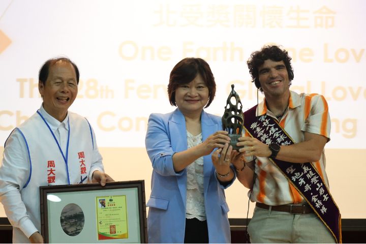 厄瓜多義肢登山勇士聖地牙哥．金特羅（右）攀登8千尺聖母峰，實為熱愛生命的代表。圖/周大觀文教基金會提供