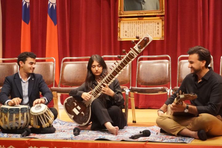 阿富汗「祖赫拉管弦樂團」與台灣視障小提琴家蕭琮祐合奏，以音樂向永遠的蔣夫人致敬。圖/周大觀文教基金會提供