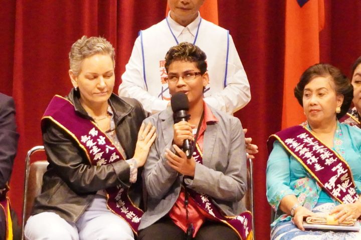 貝里斯全盲天使艾麗莎．費雪（中）—化盲為愛．活出光明。圖/周大觀文教基金會提供