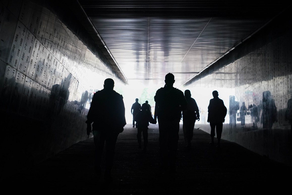 2025年9月16日，黑龍江哈爾濱，觀眾從侵華日軍第七三一部隊罪證陳列館的「證言牆」通道走出。圖／中新社記者趙宇航攝