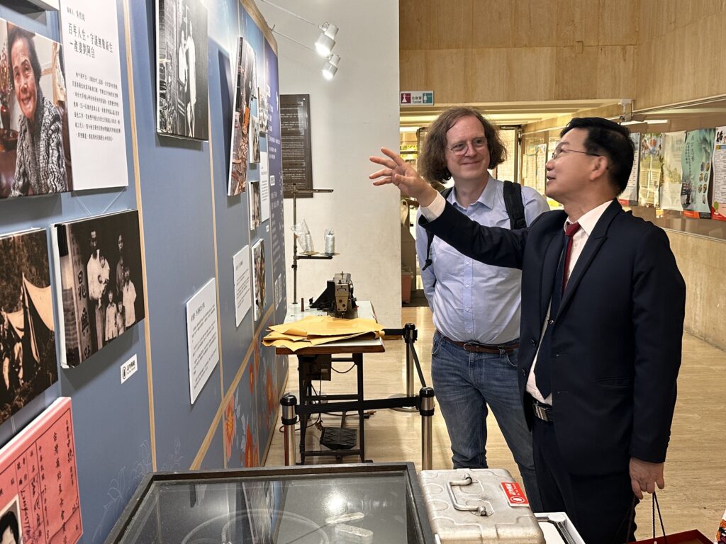 德國漢學權威蘇費翔訪台 參與台中祭孔大典與客家音樂會 2 %E6%B1%9F%E4%B8%BB%E5%A7%94%E5%90%91%E8%98%87%E8%B2%BB%E7%BF%94%E4%B8%BB%E4%BB%BB%E5%B0%8E%E8%A6%BD%E8%80%81%E7%85%A7%E7%89%87%E5%B1%95