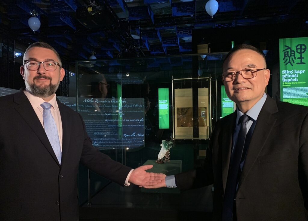 %E6%95%85%E5%AE%AE%E8%95%AD%E5%AE%97%E7%85%8C%E9%99%A2%E9%95%B7%E5%8F%B3%E8%88%87%E6%8D%B7%E5%85%8B%E5%9C%8B%E5%AE%B6%E5%8D%9A%E7%89%A9%E9%A4%A8%E7%B8%BD%E9%A4%A8%E9%95%B7%E7%9B%A7%E5%8D%A1%E5%85%B6%E5%B7%A6%E6%96%BC%E7%BF%A0%E7%8E%89%E7%99%BD%E8%8F%9C%E5%89%8D%E5%90%88%E7%85%A7