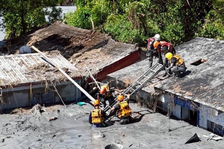 花蓮光復鄉馬太鞍溪上游堰塞湖溢流釀嚴重災情。新北市特搜隊員迅速到場，全力救援。圖/取自新北市消防局
