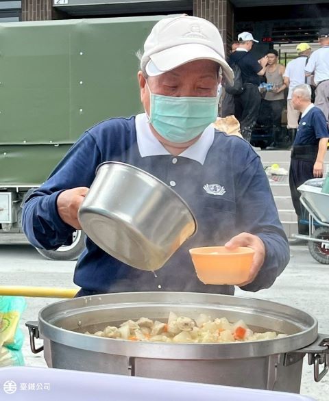 義工阿嬤燒火炒鍋，為災民煮著三餐。圖/取自台鐵
