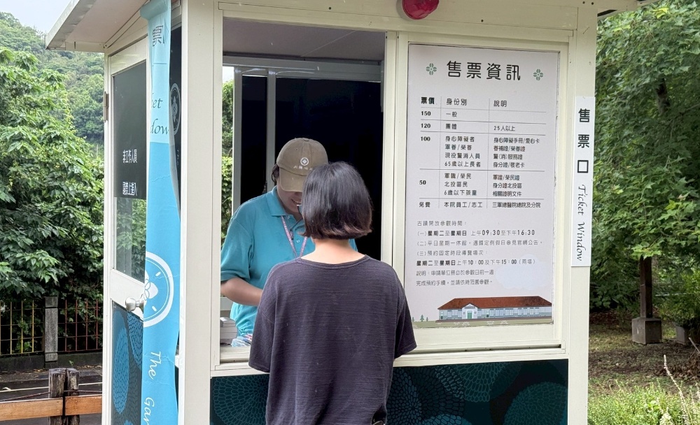圖▲三軍總醫院北投分院內的向陽心苑，庇護夥伴正替客人購票。(圖/庇護工場提供)