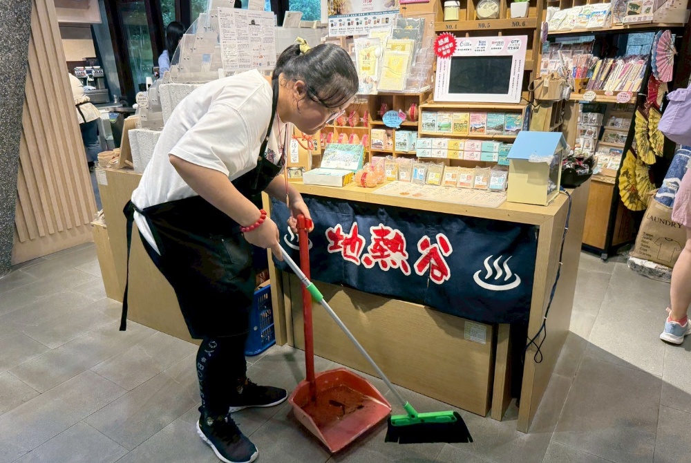 圖▲地熱谷小舖的庇護夥伴，每天都掃地，維持店內環境整潔。