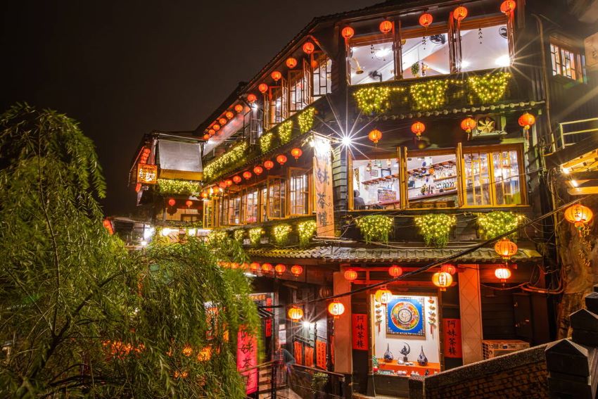《圖說》搭乘965好行公車可到九份老街上的茶館喫茶，感受山城夜景的浪漫。〈觀旅局提供〉