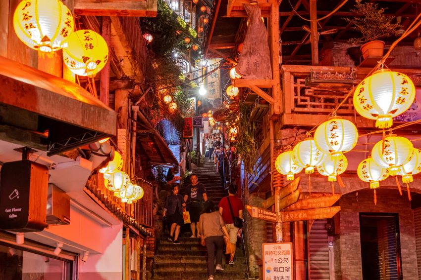 《圖說》九份豎崎路也是必拍的景點。層層階梯與懷舊建築交織成獨特風景。〈觀旅局提供〉