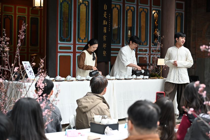 《圖說》青年局2月舉辦「朋友++」活動，以茶席為題，民眾反應熱烈--資料照片。〈青年局提供〉