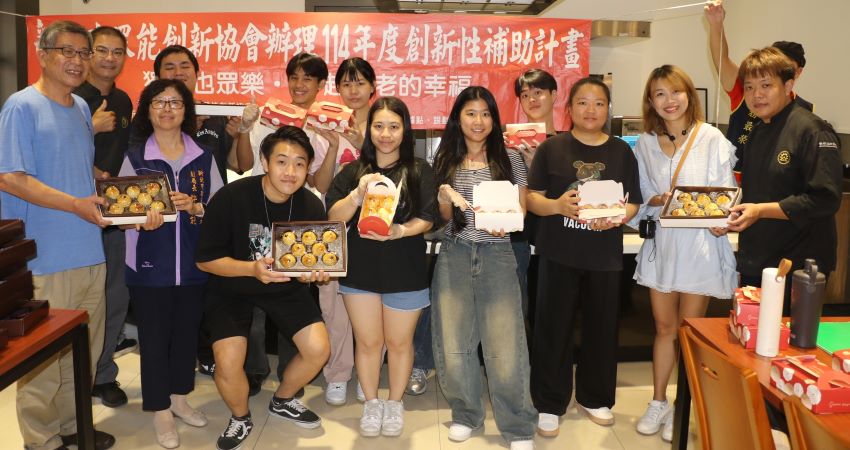 《圖說》黎明技術學院餐飲管理系外籍生一起協助手作蛋黃酥贈獨居長輩，左1為觀光餐旅學群長蔡鴻宜。〈社會局提供〉
