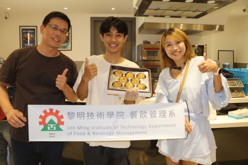 《圖說》緬甸外籍學生趙青明（中）表示很高興能學以致用，參與製作蛋黃酥給獨居長輩吃，左為黎明技術學院餐飲管理系主任馮植翎。〈社會局提供〉