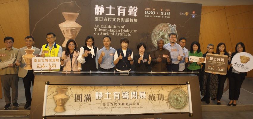 串聯臺日千年歷史 十三行「靜土有聲文物對話特展」開幕 1 《圖說》十三行博物館與日本宮崎縣立西都原考古博物館攜手,中為市府副秘書長龔雅雯。〈十三行提供〉