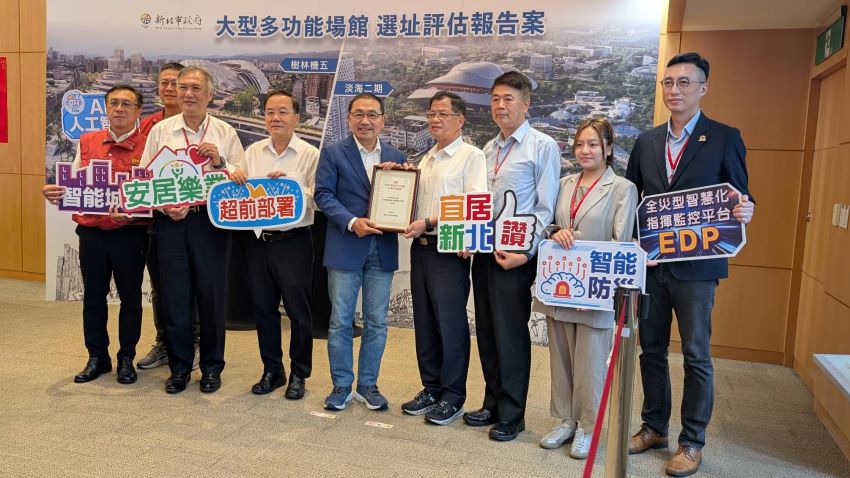 《圖說》新北市全災型智慧化指揮監控平台(EDP)榮獲「2025智慧城市大調查 AI應用卓越獎」，消防局長陳崇岳今日偕團隊於市政會議將此殊榮獻給市長侯友宜分享。〈消防局提供〉