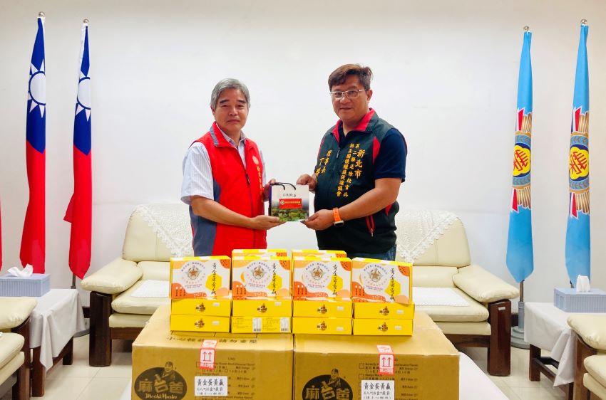 《圖說》林振生處長(左)感謝協會丁群峰理事長(右)及企業團體捐贈中秋月餅物資。〈新北榮服處提供〉