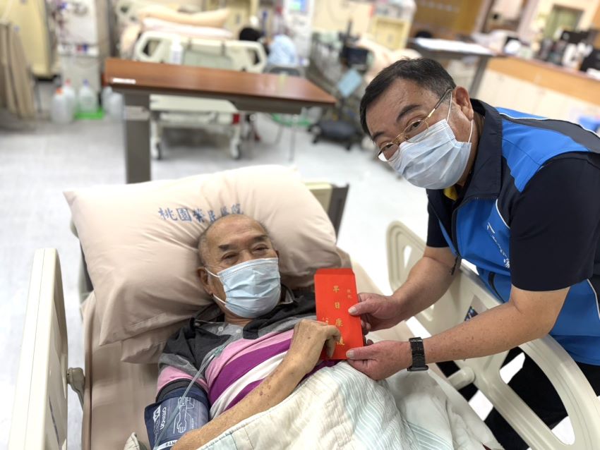 中秋佳節傳遞關懷 八德榮家慰訪住院榮民 1 《圖說》副主任程釋鋒代表前往臺北榮民總醫院桃園分院,慰問因病住院、無法返家的榮民長者,讓長輩們感受到暖馨與祝福。〈八德榮家提供〉