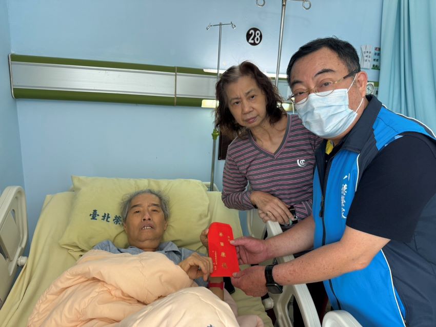 中秋佳節傳遞關懷 八德榮家慰訪住院榮民 2 《圖說》程釋鋒關懷住院榮民的身體狀況與治療情形,並致贈慰問金。〈八德榮家提供〉