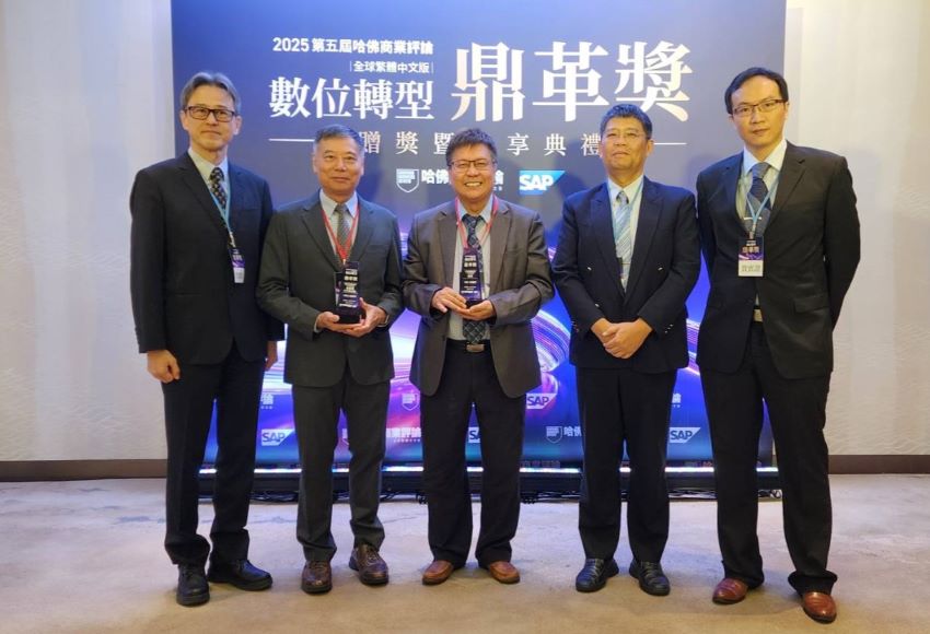 《圖說》中興工程全方位數位轉型，連續三年獲鼎革獎共七項獎座肯定，董事長陳伸賢〈中〉強調，數位轉型是身為企業領導者所堅信的必走之路。〈中興工程提供〉