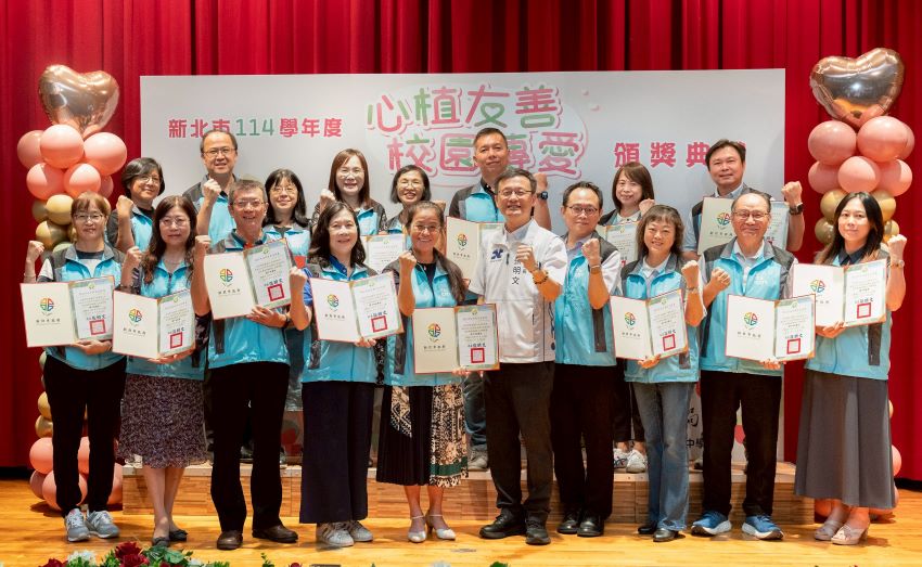 《圖說》教育局長張明文頒贈國中友善輔導團團員聘書。〈教育局提供〉