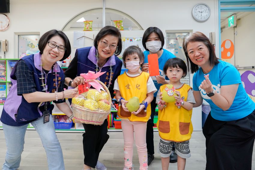 《圖說》李美珍慰訪愛兒兒發中心，代表侯友宜市長致贈秋節加菜金及蘋果。〈社會局提供〉