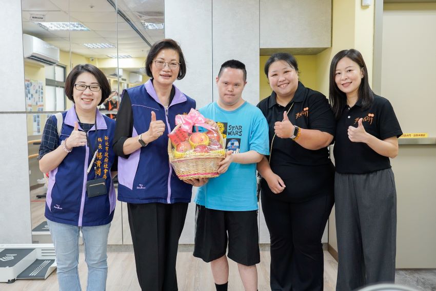 《圖說》李美珍慰訪中正障礙者日照中心致贈秋節加菜金及蘋果，右1、2為伊甸北區區長鄒聖盈和主任方慧玲。〈社會局提供〉