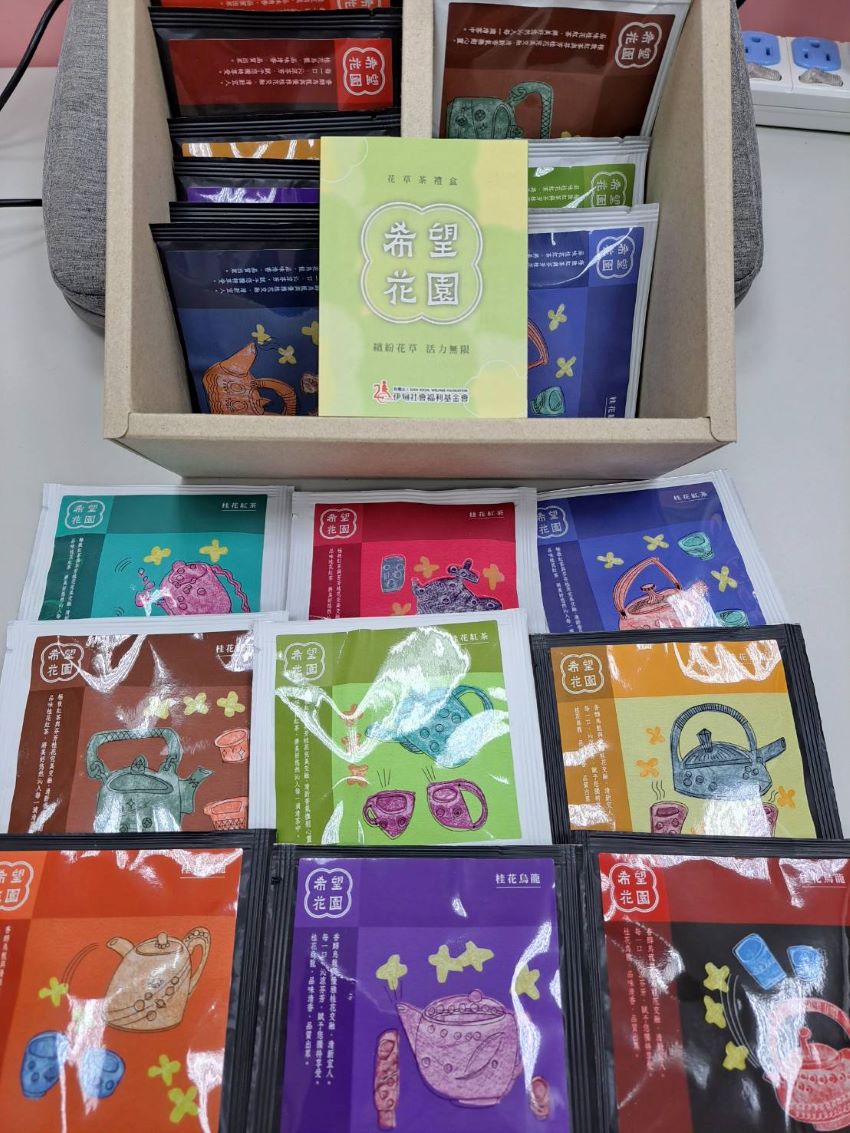 《圖說》伊甸推出「希望花園」花草茶禮盒，結合學員的彩繪作品和坪林老茶農，在伊甸公益MaLL販售。〈社會局提供〉