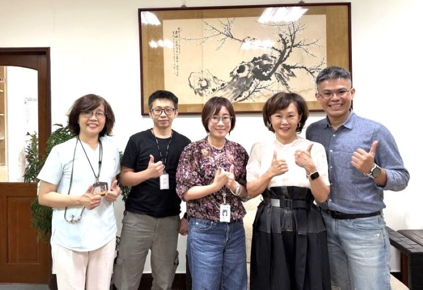 《圖說》智慧照護革命！服務型機器人進駐板橋榮家，年省逾1,500小時巡房重擔，榮家主任陳桂美〈右二〉與團隊合影。〈板橋榮家提供〉