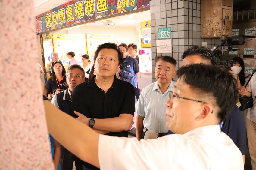 全台首例! 0403地震紅單弱層補強完工 2 《圖說》朱惕之副市長(左三)關心在0403地震中受損而被貼上紅單的土城「台北一家親社區」,近日補強工程完工,成為全台第一件完成耐震補強工程的紅單住宅,中為工務局長馮兆麟。〈工務局提供〉