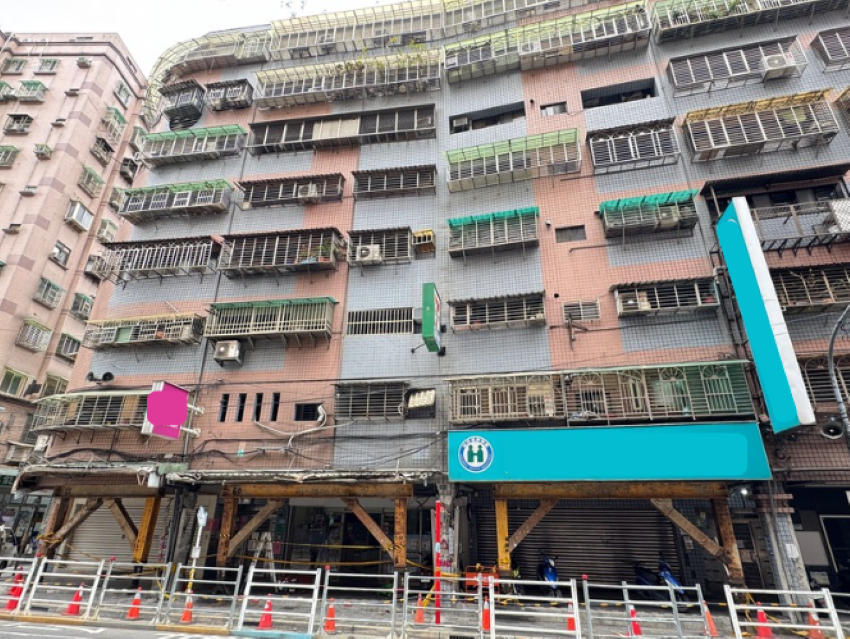 全台首例! 0403地震紅單弱層補強完工 3 《圖說》土城台北一家親社區建築物在0403地震中嚴重受損,經結構安全評估後被貼上紅單,社區隨即積極配合市府政策,啟動弱層補強工程。〈工務局提供〉