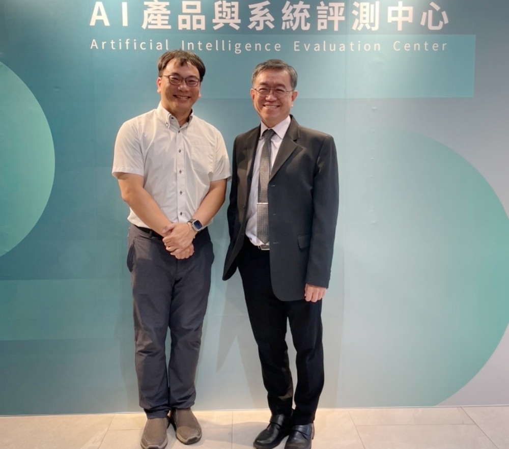 圖▲AIEC評測中心發布語言模型基準評測結果，資安院龔化中副院長（右）、工研院王邦傑組長（左）。