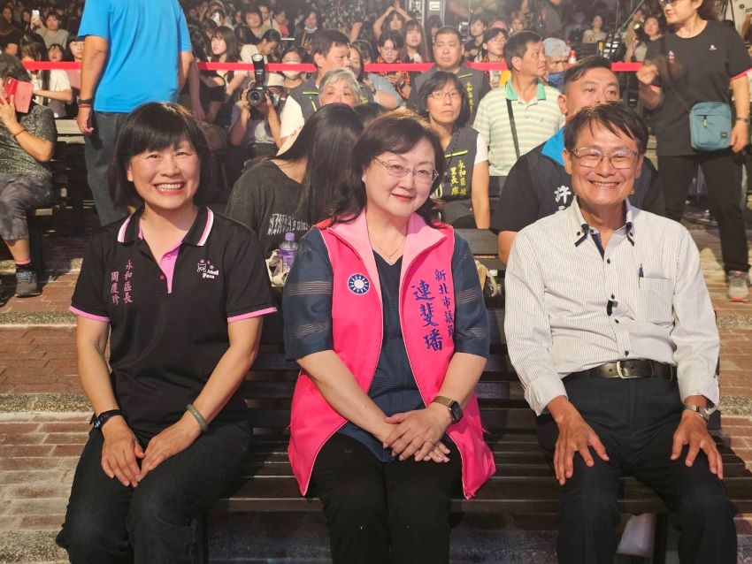 星光派對嗨唱迎中秋 青春搖滾點亮永和夜空 1 《圖說》副市長陳純敬代表市長出席「2025永和星光派對」,左一為永和區長周慶珍。〈永和區公所提供〉