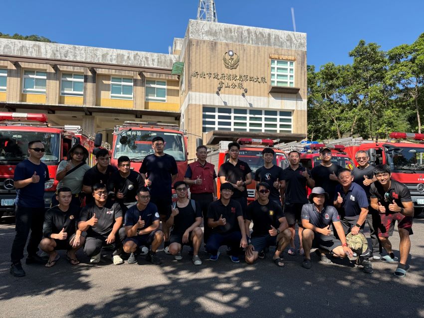 〈即時〉助光復鄉復原 新北消今再出動馳援 2 《圖說》新北消再出動支援光復鄉清淤,今天下午在雪山分隊整隊完畢後,隨即馳援。〈消防局提供〉